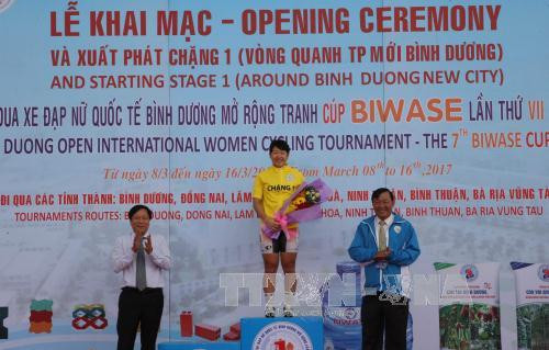 Départ de la course cycliste internationale féminine de Binh Duong 2017 ảnh 1 Départ de la course cycliste internationale féminine de Binh Duong 2017 ảnh 1