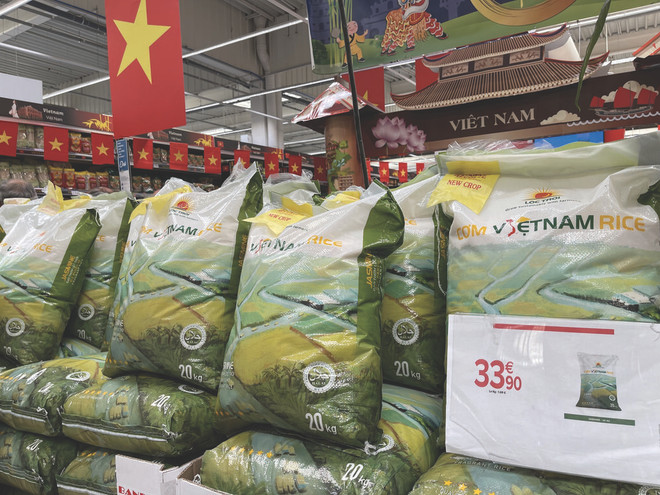 Le 6 septembre dernier, la marque du riz “Cơm Vietnam Rice”, du groupe Lôc Troi, a commencé à faire son apparition dans les rayons de Carrefour. Photo : Thu Hà/CVN