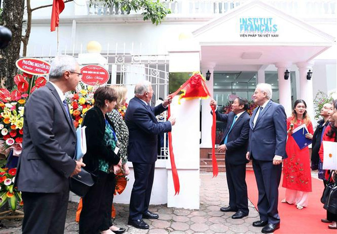 Le président du Sénat français à l’ouverture du nouveau siège de l’Institut français de Hanoi ảnh 1 Le président du Sénat français à l’ouverture du nouveau siège de l’Institut français de Hanoi ảnh 1