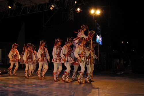 Présentation de danses folkloriques roumaines au Vietnam ảnh 1 Présentation de danses folkloriques roumaines au Vietnam ảnh 1