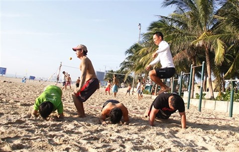 Une classe de fitness gratuite sur la plage de Dà Nang ảnh 1 Une classe de fitness gratuite sur la plage de Dà Nang ảnh 1