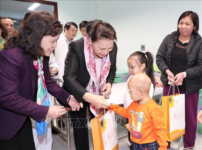 La présidente de l’AN offre des cadeaux à des enfants atteints de cancer ảnh 1 La présidente de l’AN offre des cadeaux à des enfants atteints de cancer ảnh 1