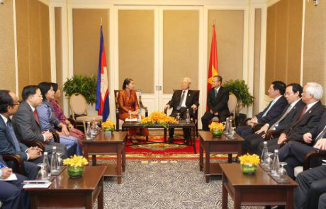 Le secrétaire général du PCV rencontre des amis cambodgiens ảnh 1 Le secrétaire général du PCV rencontre des amis cambodgiens ảnh 1