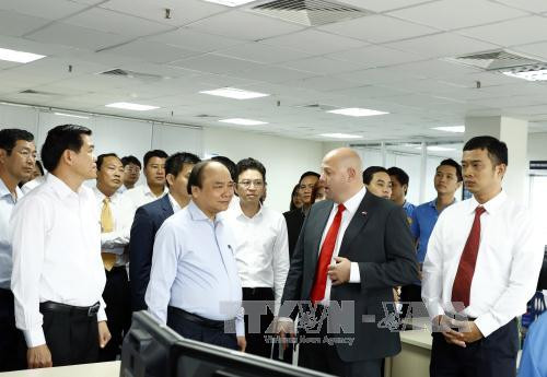 Le PM Nguyen Xuan Phuc visite le port international de Cai Mep ảnh 1 Le PM Nguyen Xuan Phuc visite le port international de Cai Mep ảnh 1
