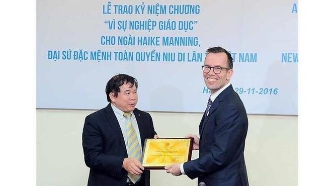 L’Ambassadeur néo-zélandais Haike Manning reçoit l’insigne "Pour l’œuvre de l’éducation du Vietnam" ảnh 1 L’Ambassadeur néo-zélandais Haike Manning reçoit l’insigne "Pour l’œuvre de l’éducation du Vietnam" ảnh 1