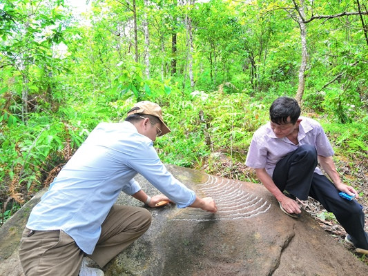 De mystérieux pétroglyphes découverts à Yên Bai ảnh 1 De mystérieux pétroglyphes découverts à Yên Bai ảnh 1