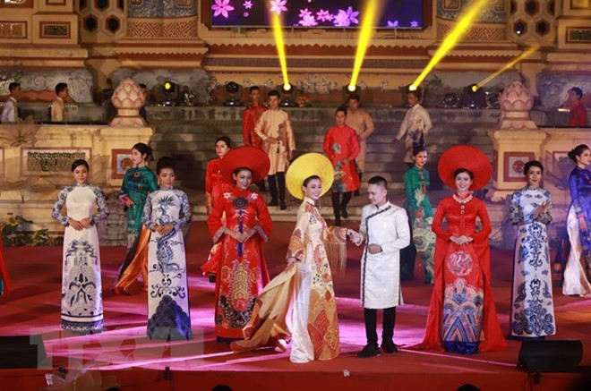 L’ao dài, la tunique traditionnelle vietnamienne sous toutes ses coutures ảnh 2 L’ao dài, la tunique traditionnelle vietnamienne sous toutes ses coutures ảnh 2