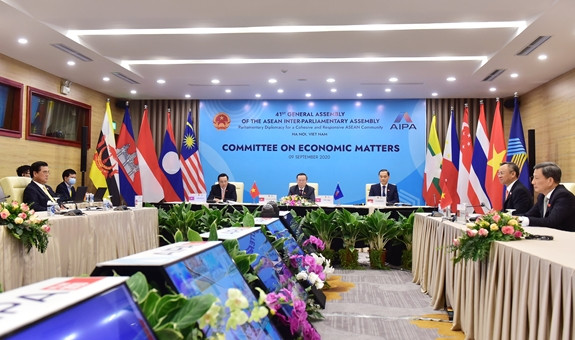 Le Comité des affaires économiques de l’AIPA discute de la relance ảnh 1