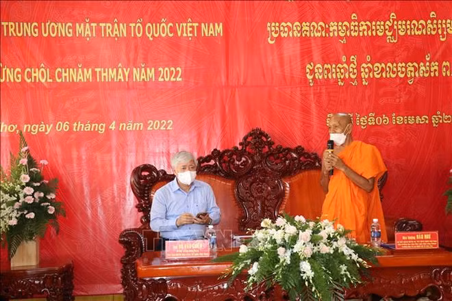 Fête Chol Chnam Thmây : le président du FPV présente ses vœux aux Khmers à Cân Tho ảnh 2
