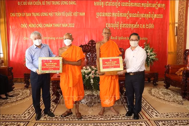 Fête Chol Chnam Thmây : le président du FPV présente ses vœux aux Khmers à Cân Tho ảnh 1