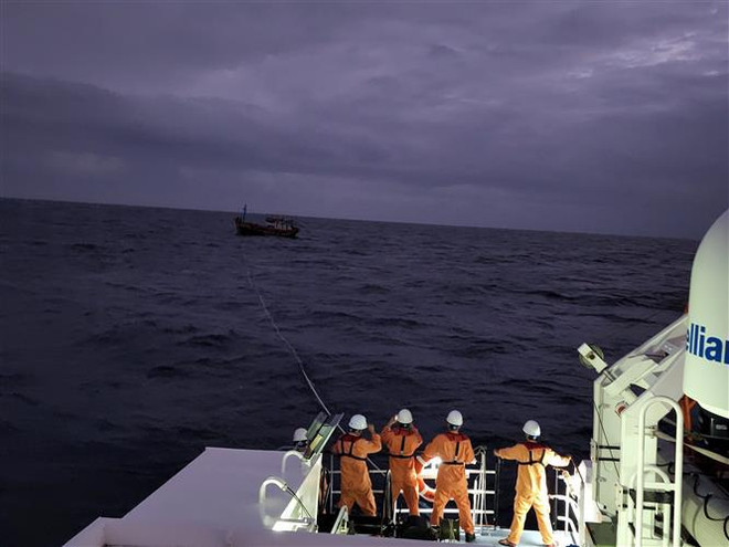 Da Nang : un bateau de pêche en détresse remorqué en toute sécurité ảnh 1 Da Nang : un bateau de pêche en détresse remorqué en toute sécurité ảnh 1