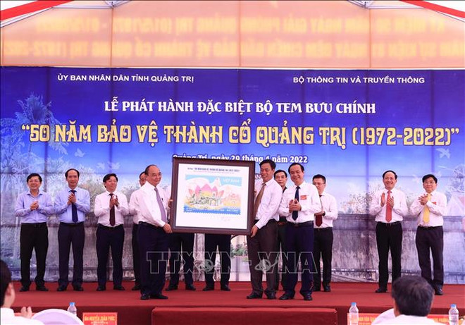 Le président Nguyen Xuan Phuc rend hommage aux héros morts pour la Patrie à Quang Tri ảnh 2 Le président Nguyen Xuan Phuc rend hommage aux héros morts pour la Patrie à Quang Tri ảnh 2