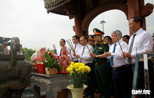 Le président Nguyen Xuan Phuc rend hommage aux héros morts pour la Patrie à Quang Tri ảnh 1 Le président Nguyen Xuan Phuc rend hommage aux héros morts pour la Patrie à Quang Tri ảnh 1