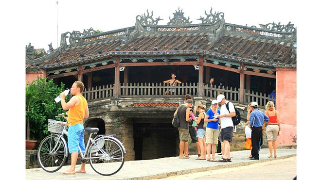 Hôi An a accueilli 3,22 millions de touristes en 2017 ảnh 1