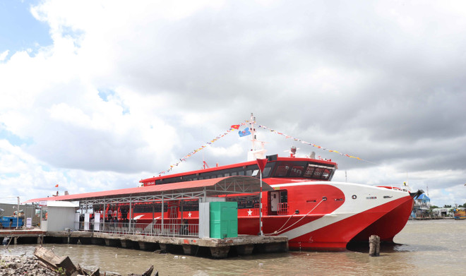 Le premier service de bateau express de Ca Mau officiellement inauguré ảnh 1 Le premier service de bateau express de Ca Mau officiellement inauguré ảnh 1