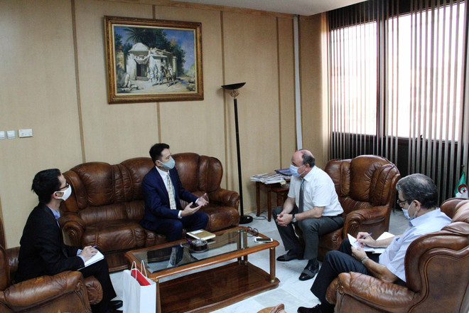 Renforcement de la coopération entre la VNA et l'Agence algérienne de presse APS ảnh 2