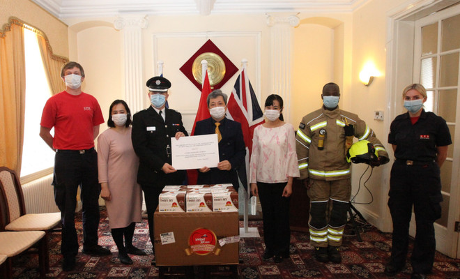 COVID-19 : 135.000 masques antibactériens remis au Royaume-Uni et à la République d'Irlande ảnh 1 COVID-19 : 135.000 masques antibactériens remis au Royaume-Uni et à la République d'Irlande ảnh 1