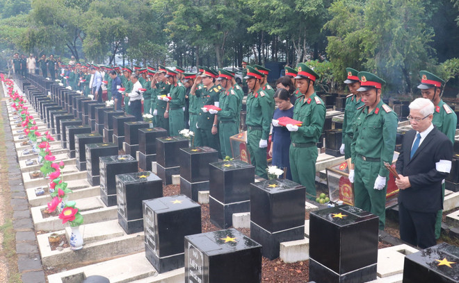 Binh Phuoc : Inhumation des restes de 10 soldats volontaires vietnamiens ảnh 1 Binh Phuoc : Inhumation des restes de 10 soldats volontaires vietnamiens ảnh 1