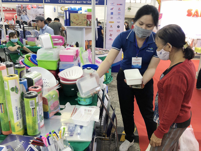 Ouverture de la foire-exposition "Honneur aux produits vietnamiens - 2020" ảnh 2