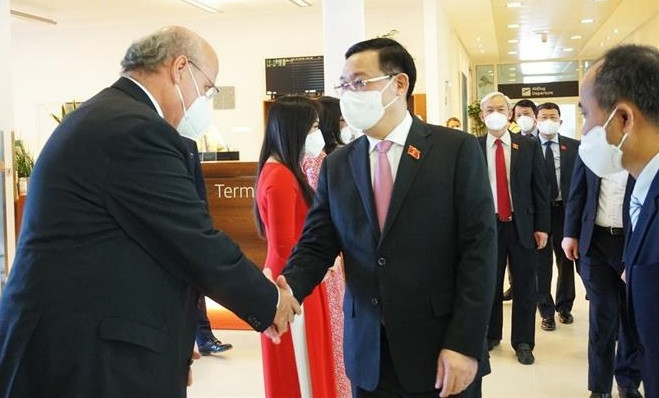 Le président de l’AN Vuong Dinh Huê arrive en Autriche ảnh 1 Le président de l’AN Vuong Dinh Huê arrive en Autriche ảnh 1