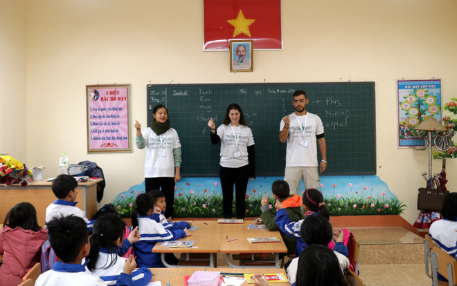 Des volontaires israéliens se joignent à une activité d'enseignement à Lao Cai ảnh 1 Des volontaires israéliens se joignent à une activité d'enseignement à Lao Cai ảnh 1