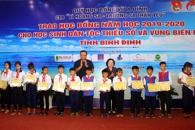 Binh Dinh: 110 bourses d'études remises à des élèves en difficulté ảnh 1 Binh Dinh: 110 bourses d'études remises à des élèves en difficulté ảnh 1