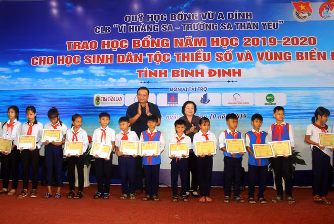 Binh Dinh: 110 bourses d'études remises à des élèves en difficulté ảnh 1