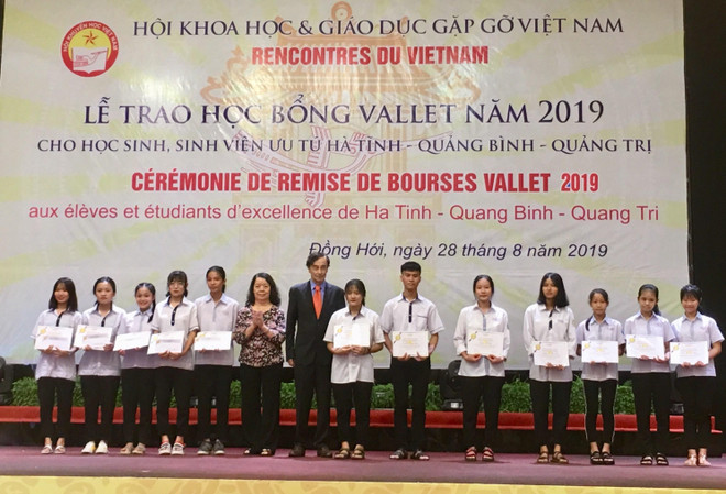 Des élèves et étudiants brillants de la région Centre reçoivent des bourses Vallet ảnh 1 Des élèves et étudiants brillants de la région Centre reçoivent des bourses Vallet ảnh 1