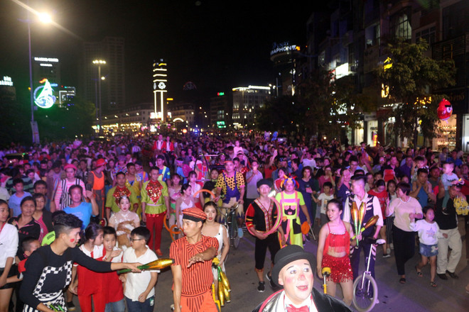 Festival mondial du cirque 2019 : Un défilé d'art circassien de rue attire l’attention du public ảnh 2 Festival mondial du cirque 2019 : Un défilé d'art circassien de rue attire l’attention du public ảnh 2