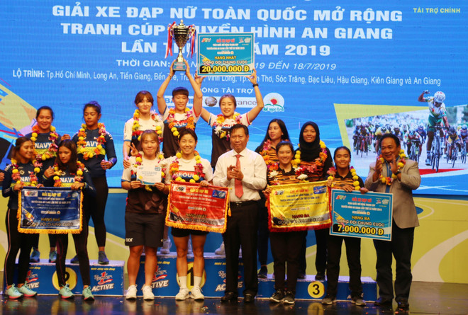 Clôture de la 20e Coupe de Télévision de An Giang de cyclisme féminin ảnh 1 Clôture de la 20e Coupe de Télévision de An Giang de cyclisme féminin ảnh 1