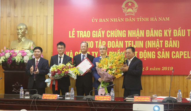 Remise des certificats d’investissement à deux grands projets à Ha Nam ảnh 1 Remise des certificats d’investissement à deux grands projets à Ha Nam ảnh 1