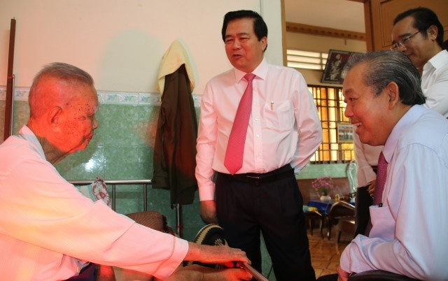 Des dirigeants présentent leurs vœux du Tet à Long An, Vinh Phuc et Kien Giang ảnh 1 Des dirigeants présentent leurs vœux du Tet à Long An, Vinh Phuc et Kien Giang ảnh 1