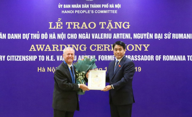 L’ancien ambassadeur de Roumanie au Vietnam à l'honneur ảnh 1 L’ancien ambassadeur de Roumanie au Vietnam à l'honneur ảnh 1