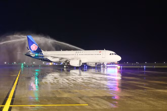 Inauguration de la ligne aérienne directe Hunan – Vân Dôn ảnh 1