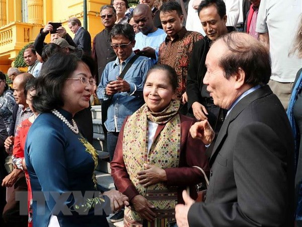 La vice-présidente Dang Thi Ngoc Thinh reçoit des poètes et écrivains étrangers ảnh 1 La vice-présidente Dang Thi Ngoc Thinh reçoit des poètes et écrivains étrangers ảnh 1