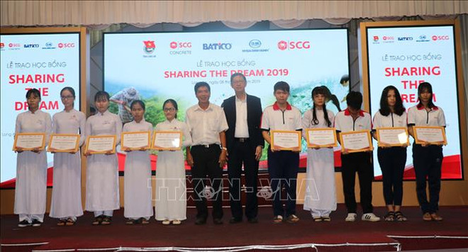 Le groupe thaïlandais SCG remet des bourses à des élèves vietnamiens ảnh 1 Le groupe thaïlandais SCG remet des bourses à des élèves vietnamiens ảnh 1