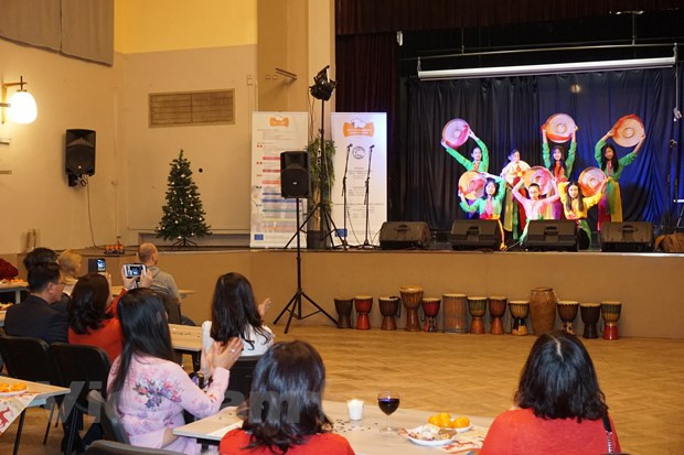 La culture vietnamienne présentée lors d'un festival de Noël à Plzen (R. tchèque) ảnh 1 La culture vietnamienne présentée lors d'un festival de Noël à Plzen (R. tchèque) ảnh 1