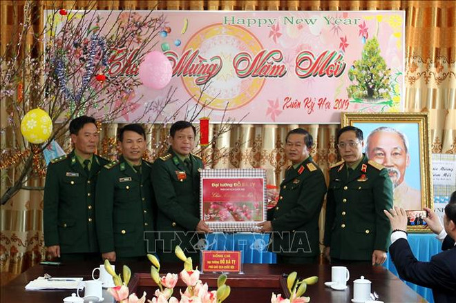 Têt traditionnel: cadeaux pour les soldats et les personnes dans le besoin à Lao Cai ảnh 1 Têt traditionnel: cadeaux pour les soldats et les personnes dans le besoin à Lao Cai ảnh 1