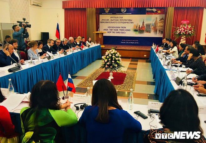 Table ronde sur la coopération en matière d'éducation entre le Vietnam et la Russie à Hanoï ảnh 1