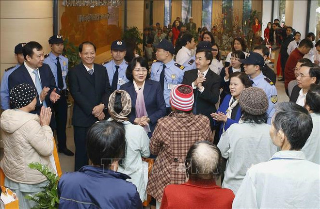 Têt : La vice-présidente Dang Thi Ngoc Thinh offre des cadeaux à des patients démunis ảnh 1 Têt : La vice-présidente Dang Thi Ngoc Thinh offre des cadeaux à des patients démunis ảnh 1