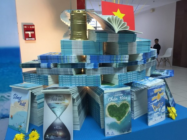 Présentation d'œuvres littéraires sur les mers et les îles du Vietnam 2019 ảnh 1 Présentation d'œuvres littéraires sur les mers et les îles du Vietnam 2019 ảnh 1