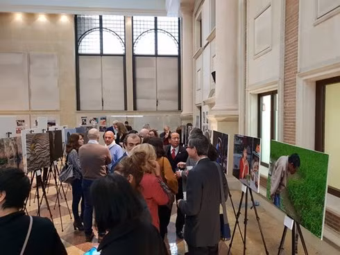 Ouverture de l'exposition de photos "Regard du Vietnam" à Madrid ảnh 1 Ouverture de l'exposition de photos "Regard du Vietnam" à Madrid ảnh 1
