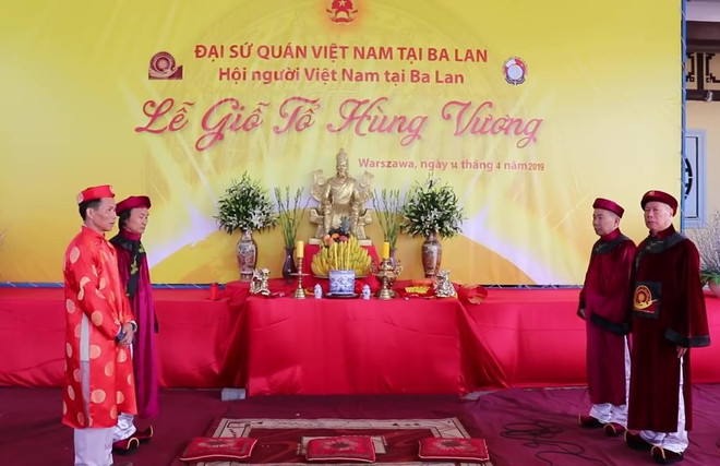 Des Vietnamiens en Ukraine et en Pologne célèbrent la fête des rois fondateurs Hùng ảnh 2 Des Vietnamiens en Ukraine et en Pologne célèbrent la fête des rois fondateurs Hùng ảnh 2