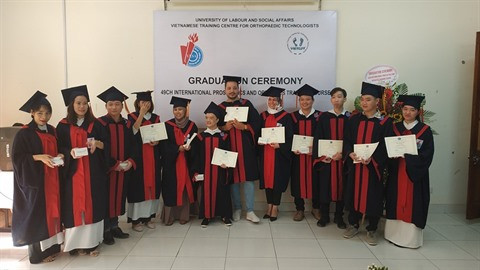 Douze techniciens d’orthopédiques obtiennent leur diplôme de fin d’études ảnh 1 Douze techniciens d’orthopédiques obtiennent leur diplôme de fin d’études ảnh 1