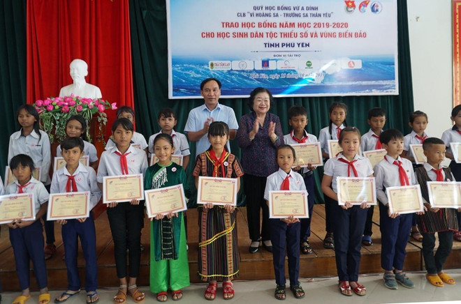 Remise de 110 bourses d'études à des élèves en difficulté à Phu Yen ảnh 1 Remise de 110 bourses d'études à des élèves en difficulté à Phu Yen ảnh 1