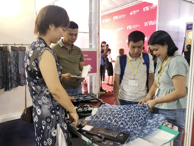 Ouverture d’une série de salons des industries de la chaussure et du textile ảnh 2