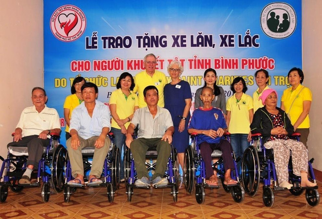 Binh Phuoc: une organisation américaine offre des fauteuils roulants à des handicapés ảnh 1 Binh Phuoc: une organisation américaine offre des fauteuils roulants à des handicapés ảnh 1
