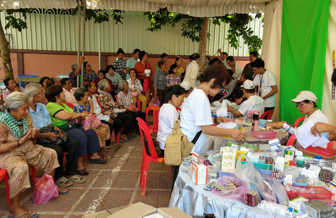 Cadeaux aux Viet kieu et habitants démunis au Cambodge ảnh 2