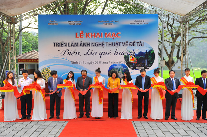 Exposition de photos « La mer et les îles de la Patrie » à Ninh Binh ảnh 1 Exposition de photos « La mer et les îles de la Patrie » à Ninh Binh ảnh 1