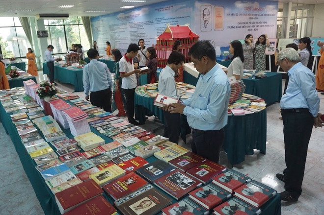 Exposition de livres « Cinquante ans d’exécution du testament du Président Hô Chi Minh » ảnh 1